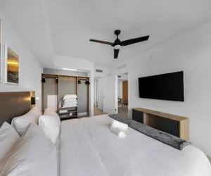 Photo 4 - Skyline Retreat Chic 1-BR with City View