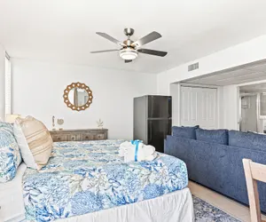 Photo 4 - Coastal Hideaway: Cozy Beachfront Studio Sleeps 4 With Stunning Views!