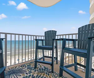 Photo 2 - Coastal Hideaway: Cozy Beachfront Studio Sleeps 4 With Stunning Views!