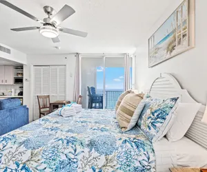 Photo 5 - Coastal Hideaway: Cozy Beachfront Studio Sleeps 4 With Stunning Views!