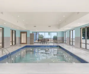 Photo 2 - Holiday Inn Express and Suites Muncie Northwest by IHG