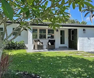 Photo 5 - Chic 3BR 2BA Getaway With Private Pool Oasis