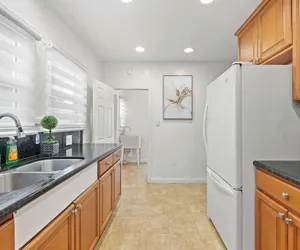 Photo 4 - Comfortable Home Near LA With Full Kitchen Laundry