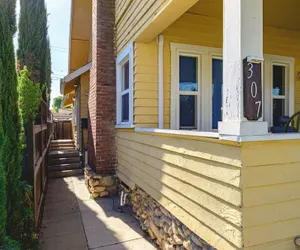 Photo 2 - Comfortable Home Near LA With Full Kitchen & Laundry