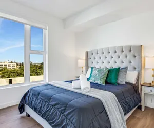 Photo 5 - Luxury 2BR by Oneluxstay