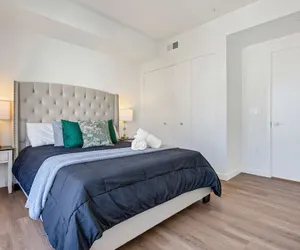 Photo 5 - Luxury 2BR by Oneluxstay