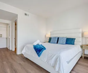 Photo 2 - Luxury 2BR by Oneluxstay