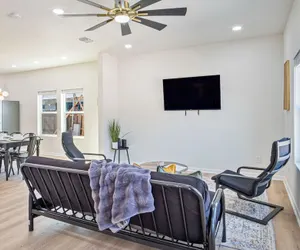 Photo 4 - Perfect Spot to Relax 4BR 3BA Near Dtown Hemisfair