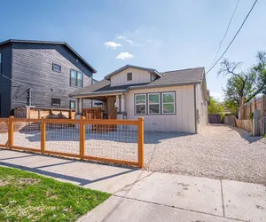 Photo 2 - Perfect Spot to Relax 4BR 3BA Near Dtown Hemisfair