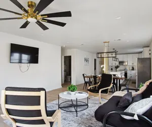 Photo 5 - Stylish Spacious Comfort 4BR 3BA Downtown Gem