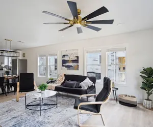 Photo 4 - Stylish Spacious Comfort 4BR 3BA Downtown Gem