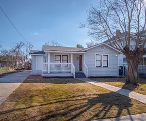 Photo 3 - Stylish Spacious Comfort 4BR 3BA Downtown Gem