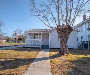 Photo 2 - Stylish Spacious Comfort 4BR 3BA Downtown Gem