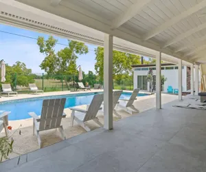 Photo 4 - Luxurious Modern Retreat With Private Pool Patio
