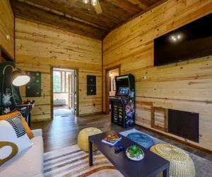 Photo 5 - Luxurious Bright Modern Broken Bow Dream Retreat