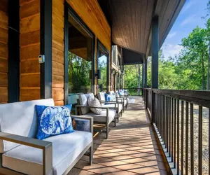 Photo 5 - Luxurious Bright Modern Broken Bow Dream Retreat
