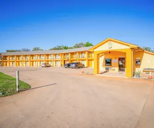 Photo 2 - Regency Inn By OYO Rockdale TX