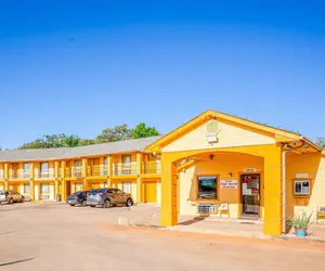 Photo 2 - Regency Inn By OYO Rockdale TX