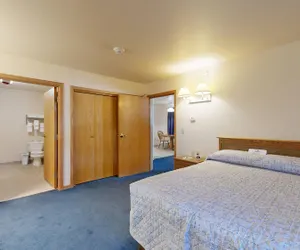 Photo 5 - Western Executive Inn