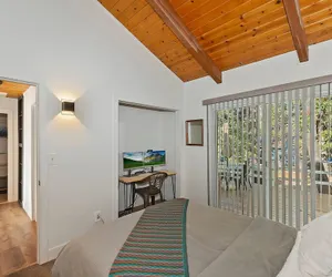 Photo 4 - Peaceful Sunshine Chalet with Hot Tub