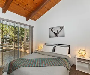 Photo 5 - Peaceful Sunshine Chalet with Hot Tub