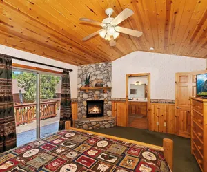 Photo 4 - Teakwood Cozy Wood Cabin with Fireplace