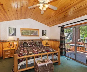 Photo 5 - Teakwood Cozy Wood Cabin with Fireplace