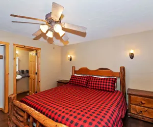 Photo 5 - Big 10 Luxury Cabin with HotTub