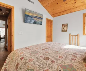 Photo 3 - Lakeside Cottage - Charming  Retreat