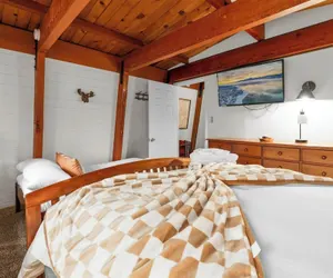 Photo 3 - Moonridge Manor Cozy Retreat with Hottub