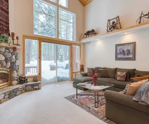 Photo 5 - Pinewood Lodge by Avantstay Cozy Cabin Near Ski Resorts & Hiking