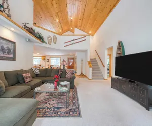 Photo 2 - Pinewood Lodge by Avantstay Cozy Cabin Near Ski Resorts & Hiking