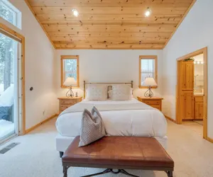 Photo 4 - Pinewood Lodge by Avantstay Cozy Cabin Near Ski Resorts & Hiking