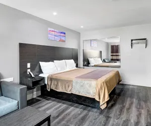 Photo 3 - Moonlight Inn - Houston I-45 & Airline