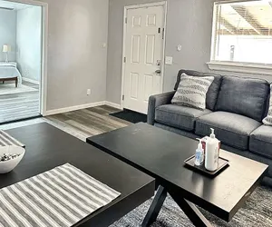 Photo 2 - Clean Cozy 1-bedroom Near Plaza District 32C