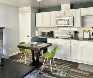 Photo 5 - Clean Cozy 1-bedroom Near Plaza District 32C