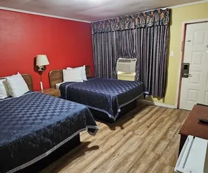 Photo 2 - Deluxe Inn