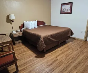 Photo 4 - Deluxe Inn