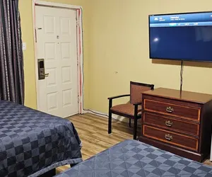 Photo 3 - Deluxe Inn