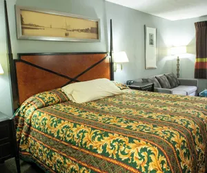 Photo 4 - Executive Inn