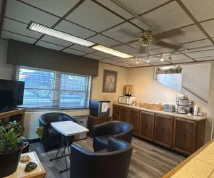 Photo 3 - Sundowner Inn by Capital O Forsyth I 94