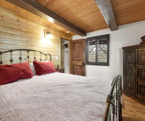 Photo 5 - A Woodsy Mountain Retreat
