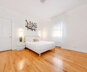 Photo 3 - 3BR Luxury Retreat with Easy Parking