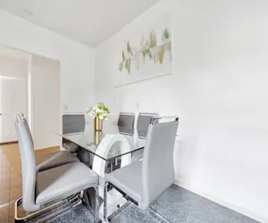 Photo 5 - 3BR Luxury Retreat with Easy Parking