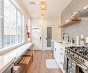 Photo 3 - Stylish 2-bedroom Walking Distance to Downtown