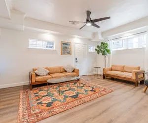 Photo 2 - Stylish 2-bedroom Walking Distance to Downtown