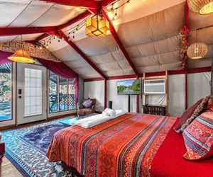 Photo 2 - Bohemian Cabin: Hot-tub, Serene Retreat, Pet-friendly, 10-mins to Downtown!