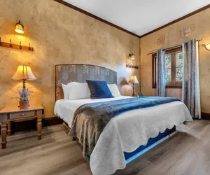 Photo 4 - Sangiovese: Pet-friendly, Hot-tub, 10-min to Downtown!