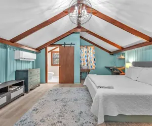 Photo 5 - The Vines Retreat, Hot-tubs, Game Room, 10-mins to Downtown!