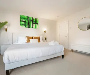 Photo 4 - Ultra-Modern Luxe Sleek & Stunning Stay